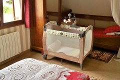 Le lit de bébé de la chambre rouge